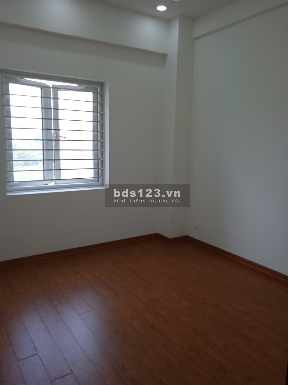 Chính chủ cần bán gấp căn hộ chung cư mặt đường Hoàng Minh Giám, diện tích 66m2, giá 2,35 tỷ