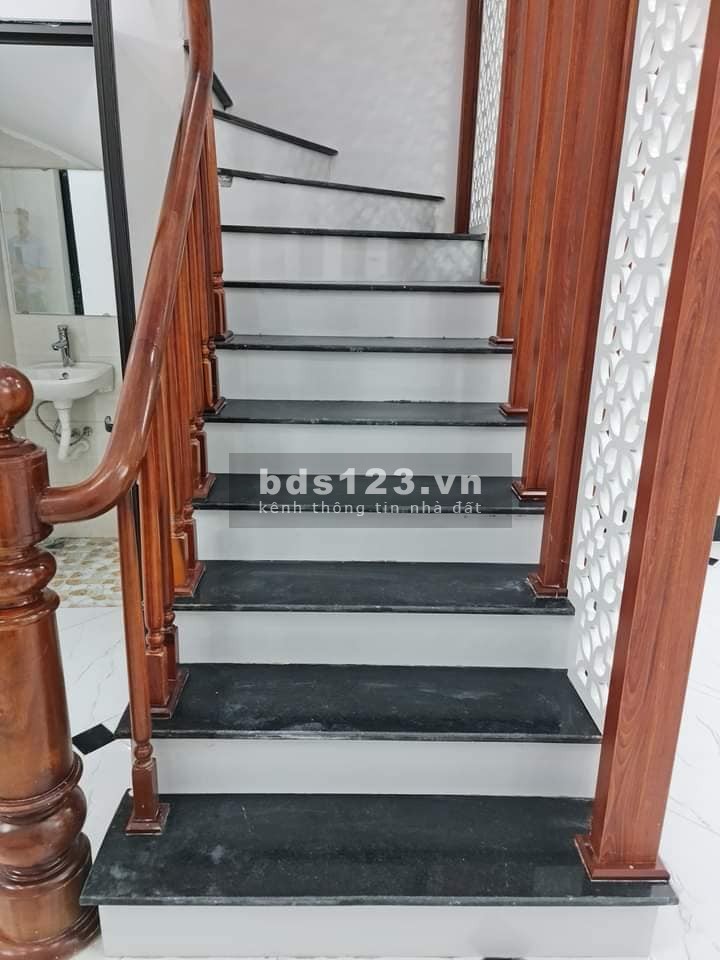Bán nhà Lĩnh Nam Quận Hoàng Mai DTSD 48m² x 5 tầng, mặt tiền 4m, giá 5 tỷ đồng