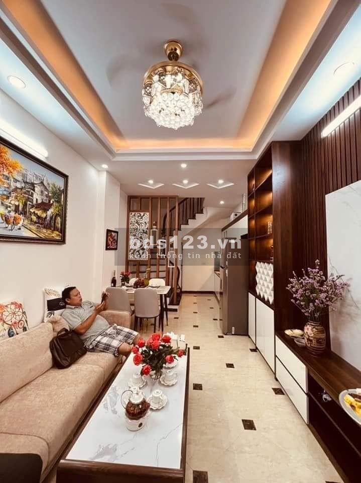 Bán nhà Hoàng Mai DT 31m² x 5 tầng, mặt tiền 3,3m, giá 3,65 tỷ đồng LH 0975258510