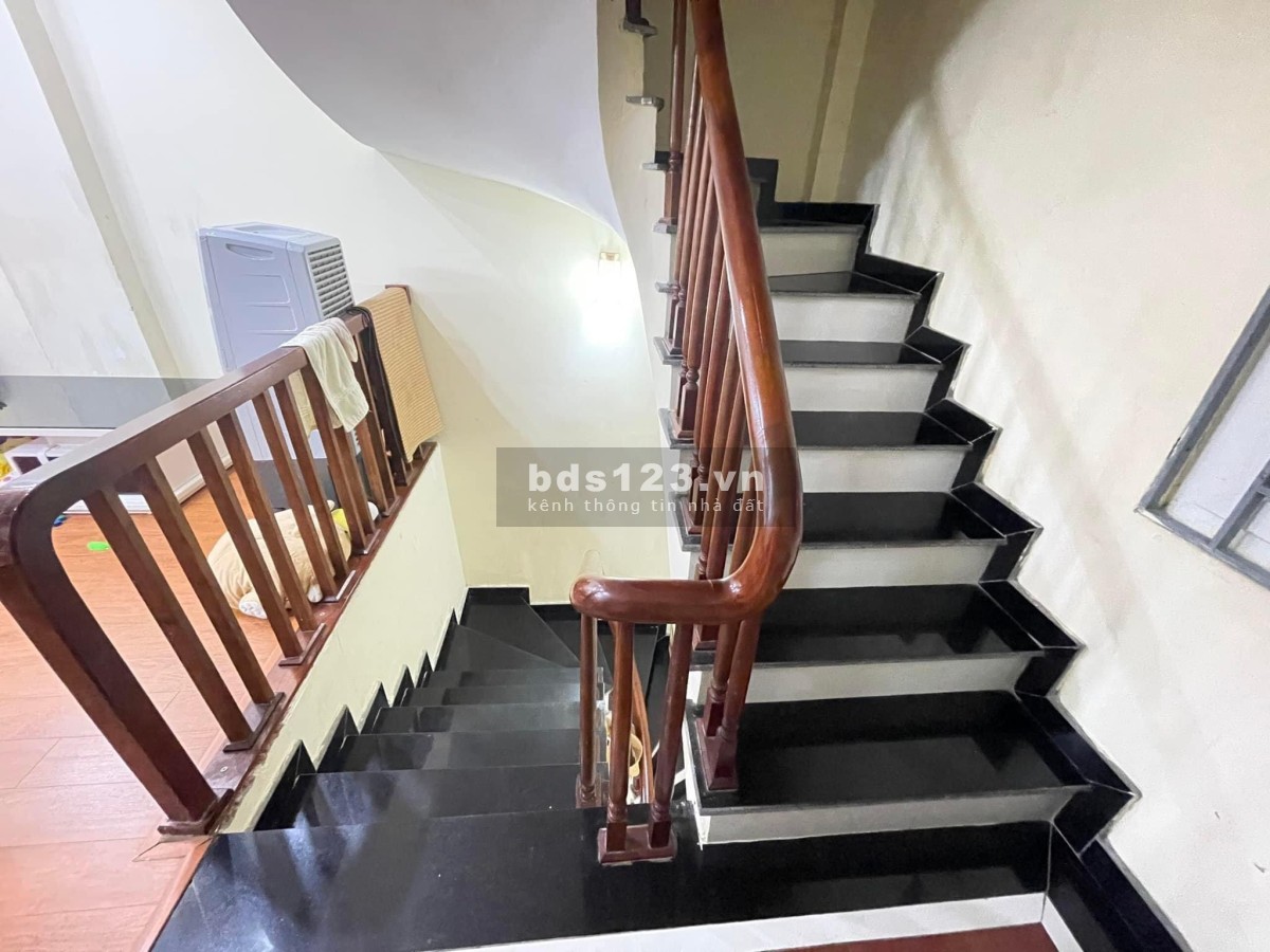 Nhỉnh 5 tỷ gara ô tô kinh doanh full nội thất giao thông thuận tiện lh 0354108583