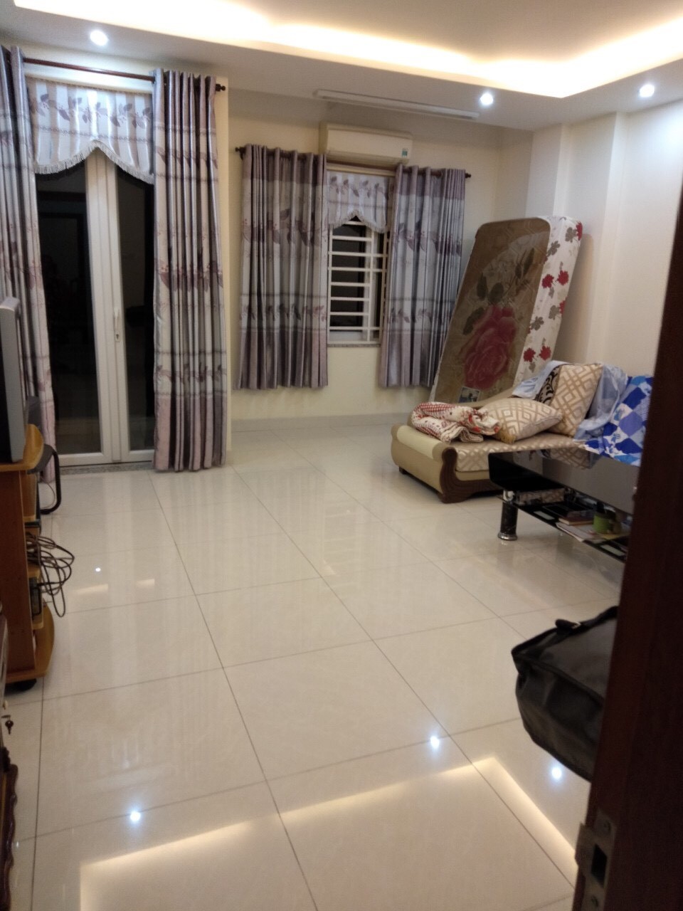 Bán nhà Nguyễn Trãi, 74m2, 5 tầng, giá 9,4 tỷ nhà phân lô ô tô đỗ cửa