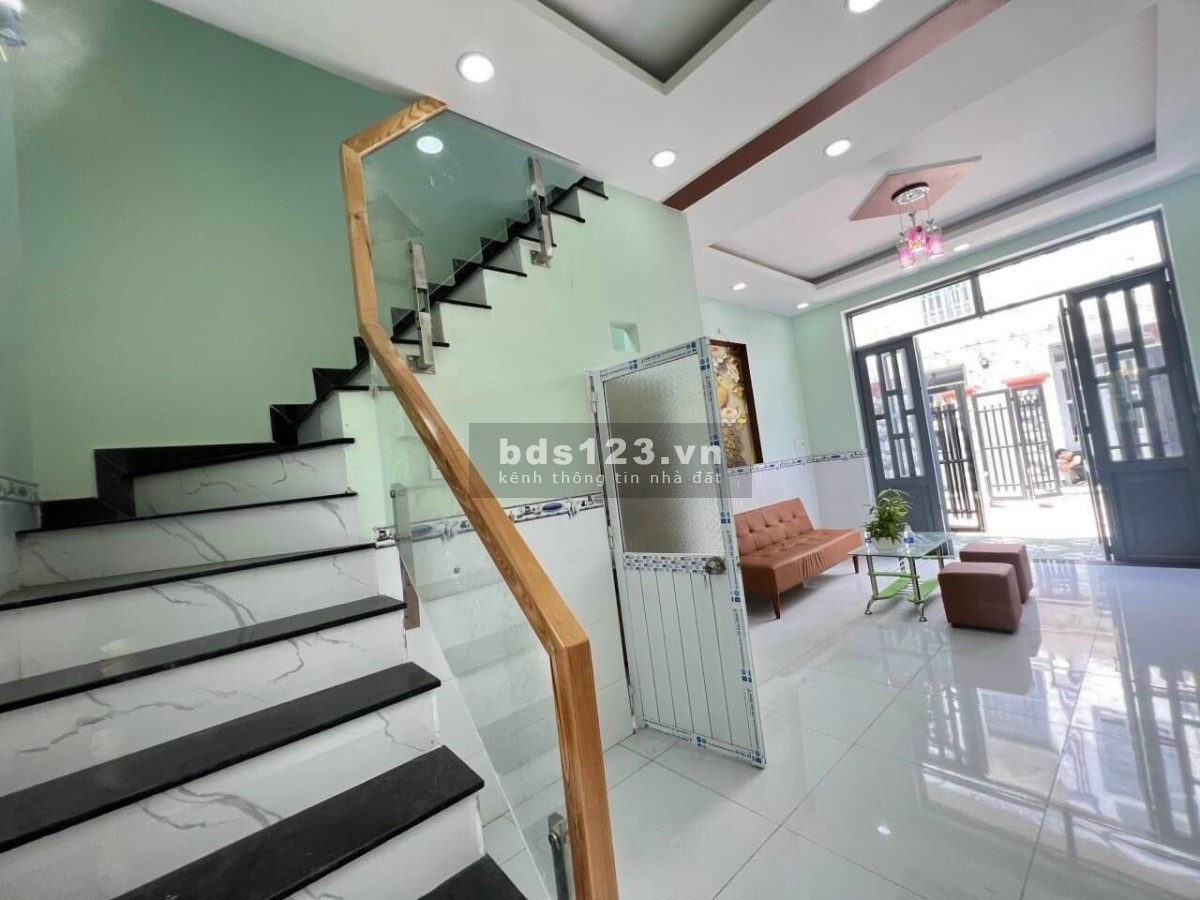 Bán gấp căn nhà 1 trệt 1 lầu 2pn giá 4600tr. Gần chợ cầu Xáng, Bình Chánh