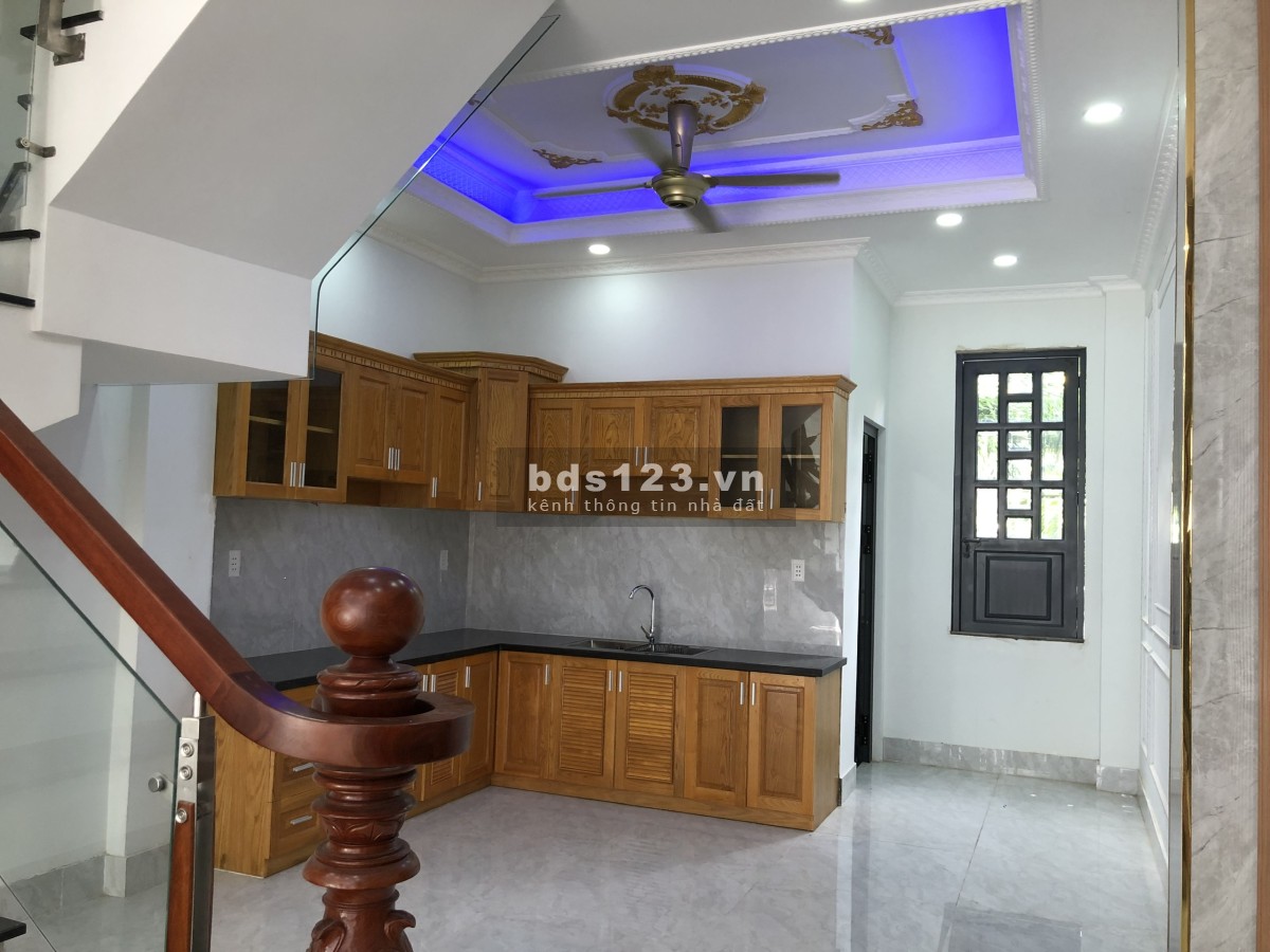 Nhà 1 trệt, 2 lầu đúc kiên cố, Dĩ An giá bán 3.5 tỷ, diện tích 68m2, tiện ích đủ