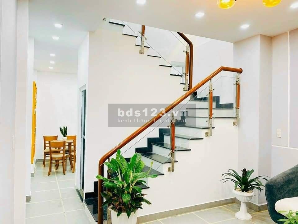 Nhà bán giá rẻ Bờ Bao Tân Thắng, 3 lầu, dtsd 70m2 Aeon, chủ ngộp bank
