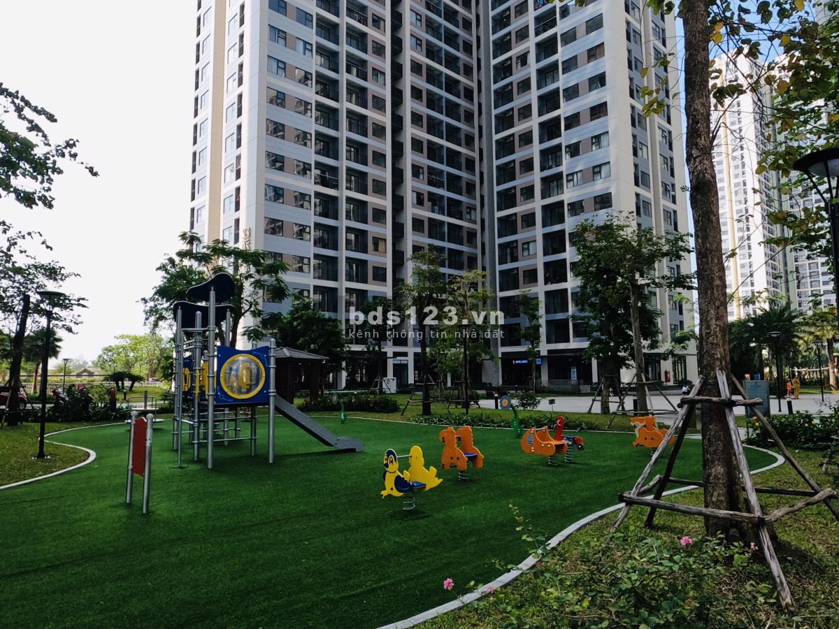Bán gấp 2 CH Vinhomes Grand Park 2PN 1WC giá 2.1 tỷ và 2PN + , 69m2, 2.45 tỷ view sông thoáng mát