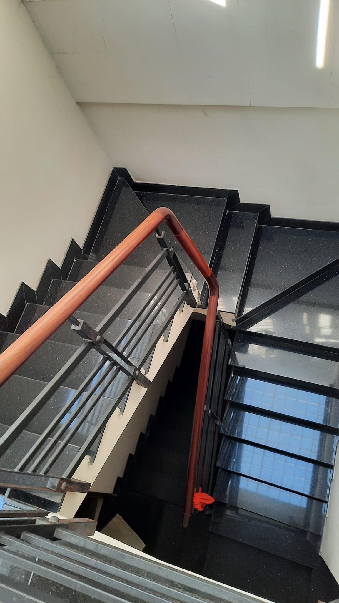 Nhỉnh 8ty Đường Đồng Đen P10, Q. Tân Bình. Hẻm 8m DT 3.7x 13m 5 lầu.