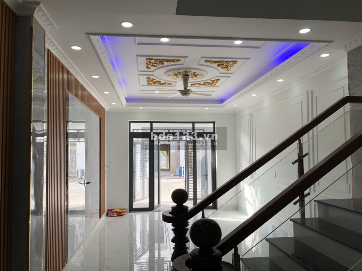 Nhà 1 trệt, 2 lầu đúc kiên cố, Dĩ An giá bán 3.5 tỷ, diện tích 68m2, tiện ích đủ