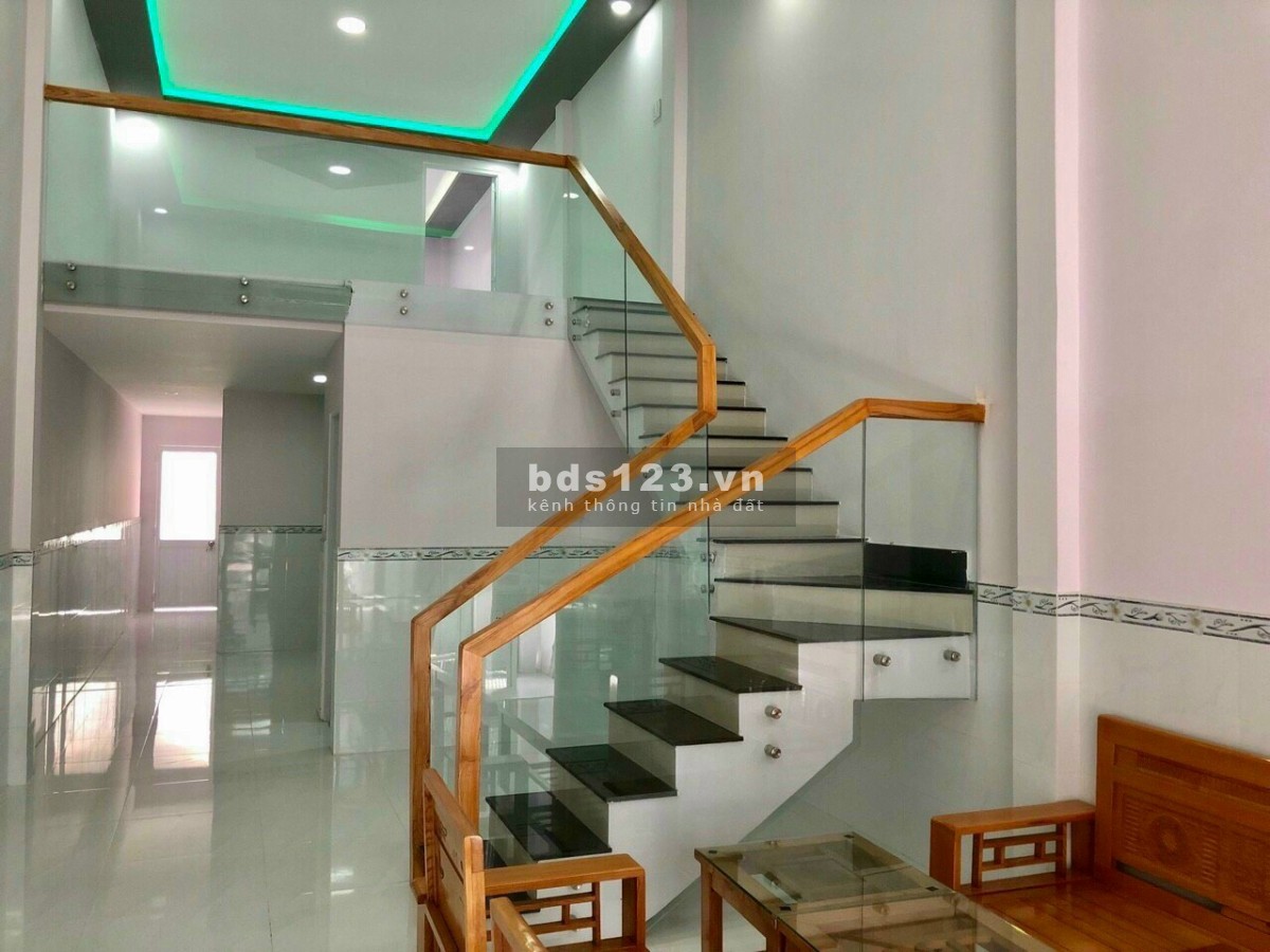 Nhà hiếm đường xe hơi Bà Điểm 4, Hóc Môn DT 62m² x 2 tầng có SHR, giá chỉ 1 tỷ 65