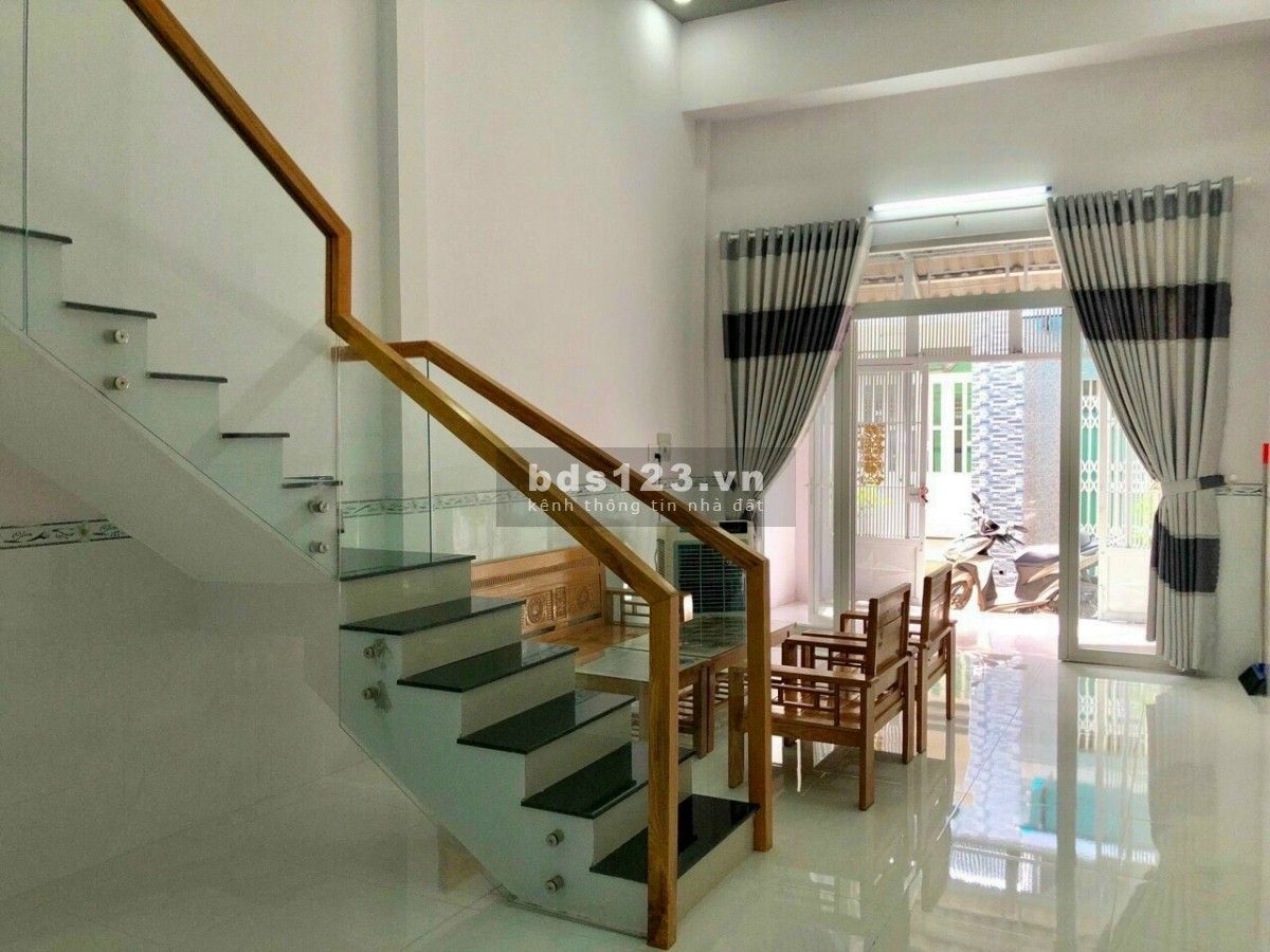 Nhà hiếm đường xe hơi Bà Điểm 4, Hóc Môn DT 62m² x 2 tầng có SHR, giá chỉ 1 tỷ 65