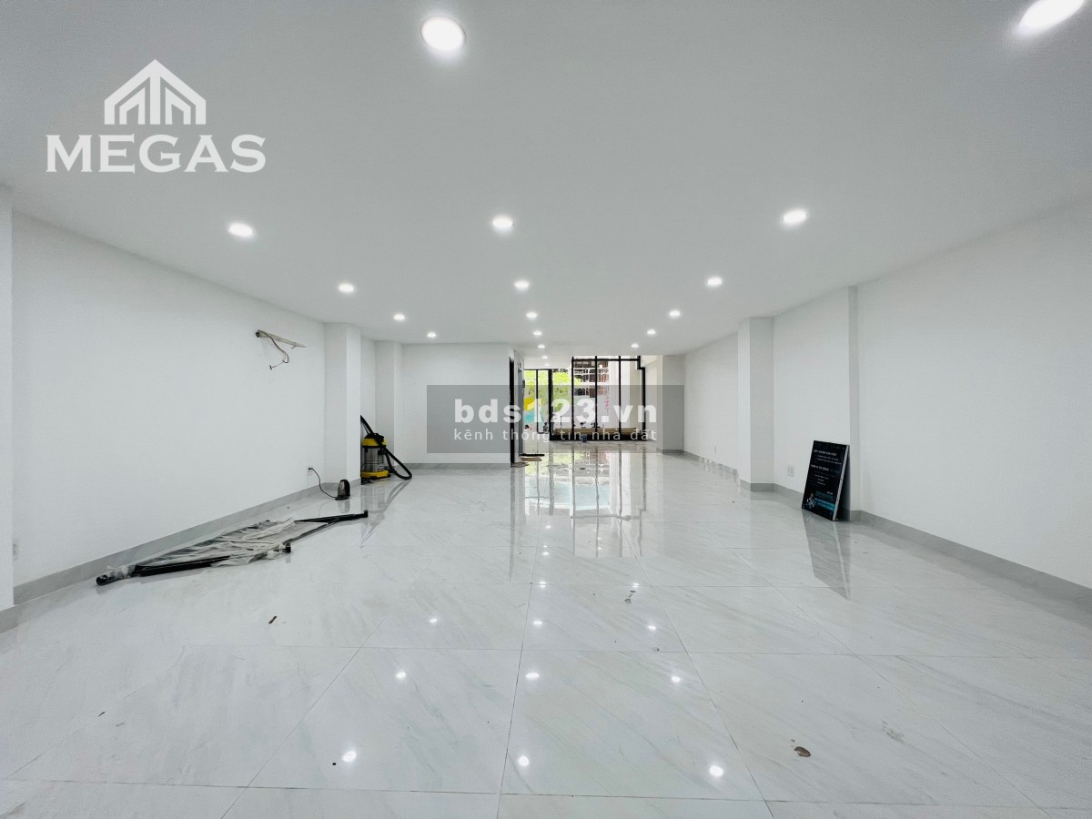 Mặt Bằng Ngay Mặt Tiền Đường Lớn giá tốt liên hệ 0901191406