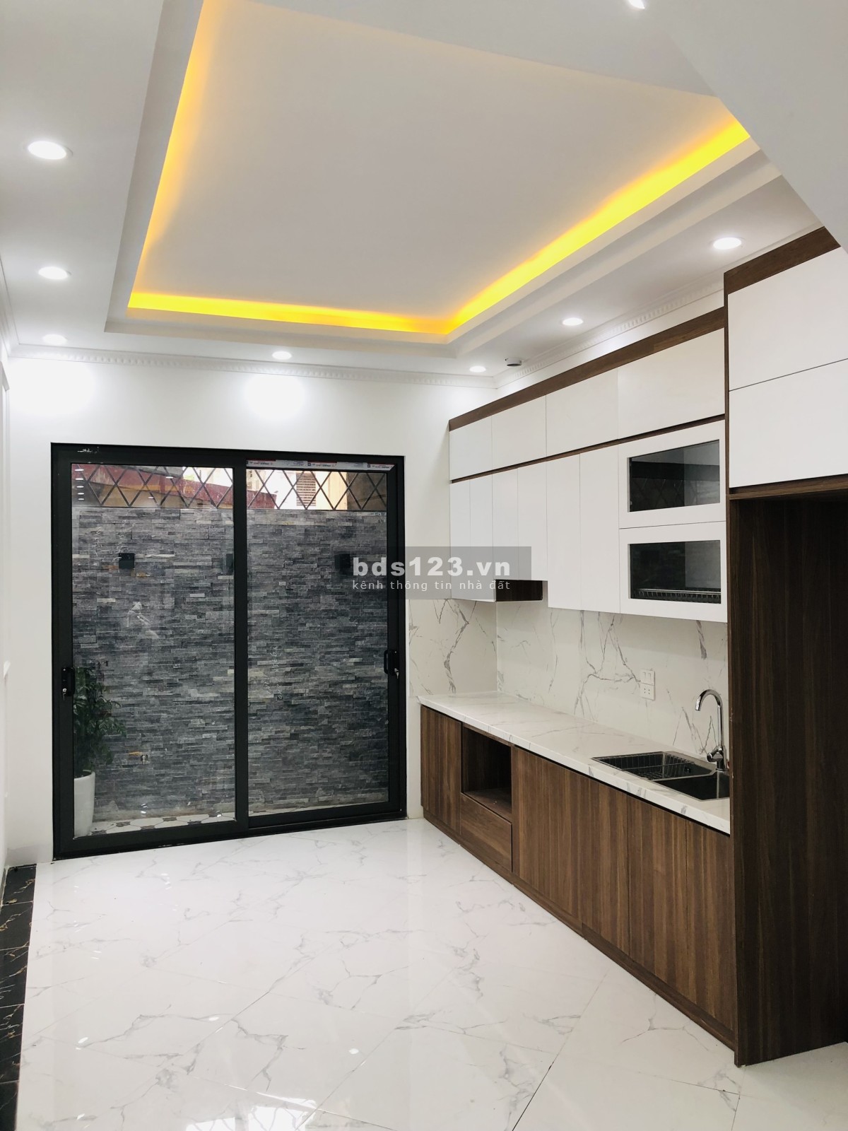 Bán nhà diện tích 50m² x 5 tầng 8 PN đang cho thuê giá cực tốt 5,75 tỷ đồng