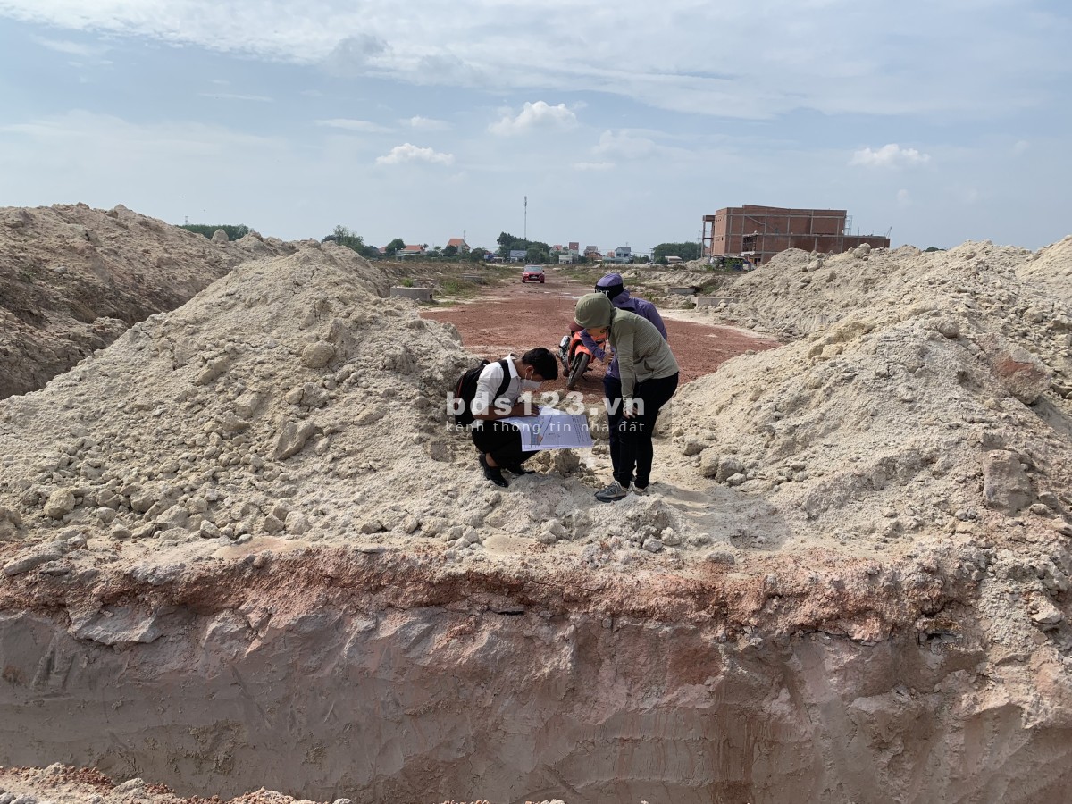 Bán đất chính chủ vị trí sau lưng siêu thị, giá rẻ, liên hệ 0949550237