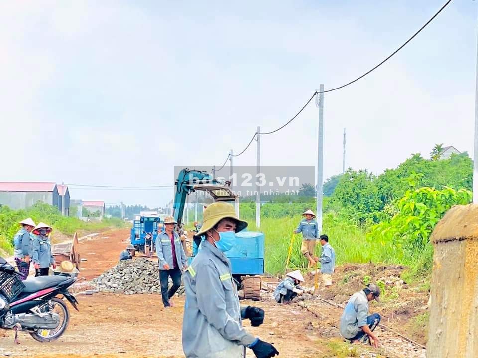 Bán gấp lô đất có tiện ích đầy đủ gồm trường học, chợ, khu công nghiệp và gần quốc lộ