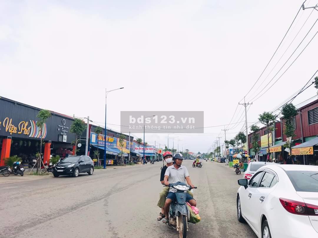 Bán gấp lô đất có tiện ích đầy đủ gồm trường học, chợ, khu công nghiệp và gần quốc lộ