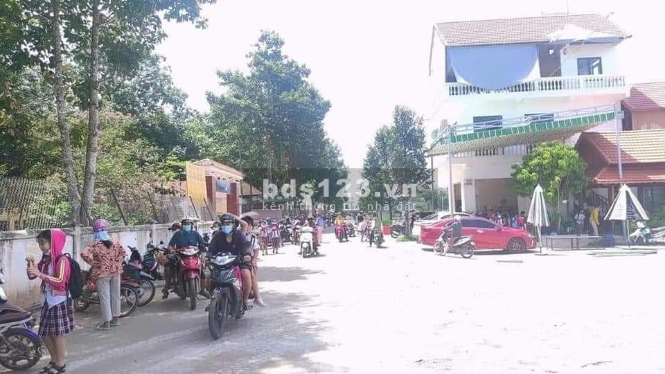 Bán gấp lô đất có tiện ích đầy đủ gồm trường học, chợ, khu công nghiệp và gần quốc lộ