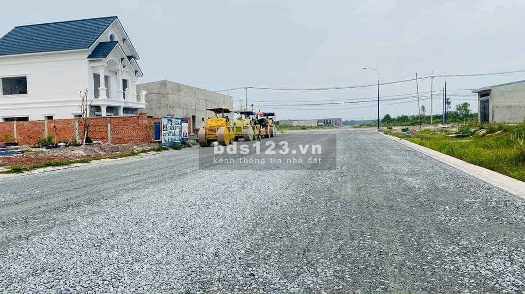 Bán gấp lô đất có tiện ích đầy đủ gồm trường học, chợ, khu công nghiệp và gần quốc lộ