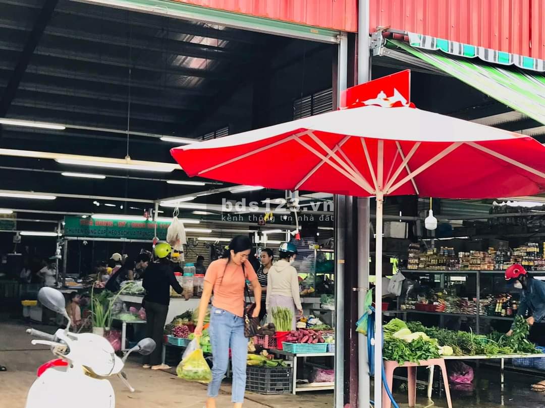 Bán gấp lô đất có tiện ích đầy đủ gồm trường học, chợ, khu công nghiệp và gần quốc lộ