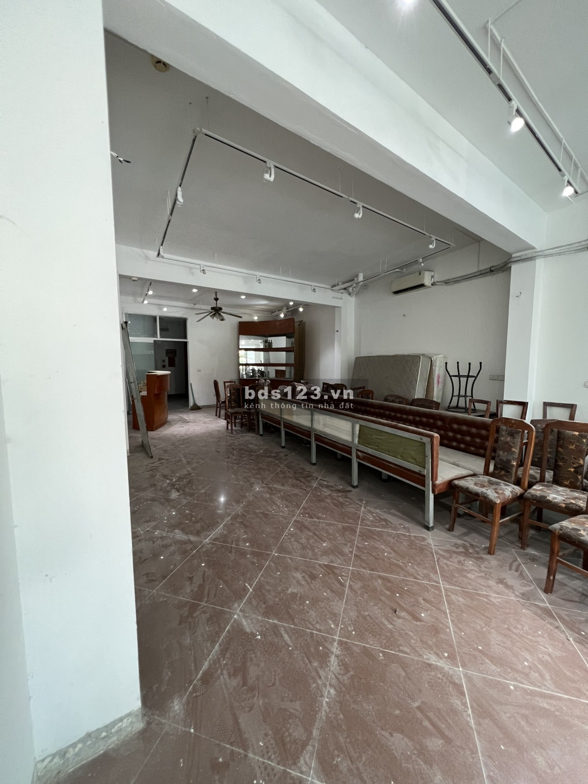 Cho thuê MBKD tại 202 Trần Duy Hưng đối diện tòa Charmvit Tower