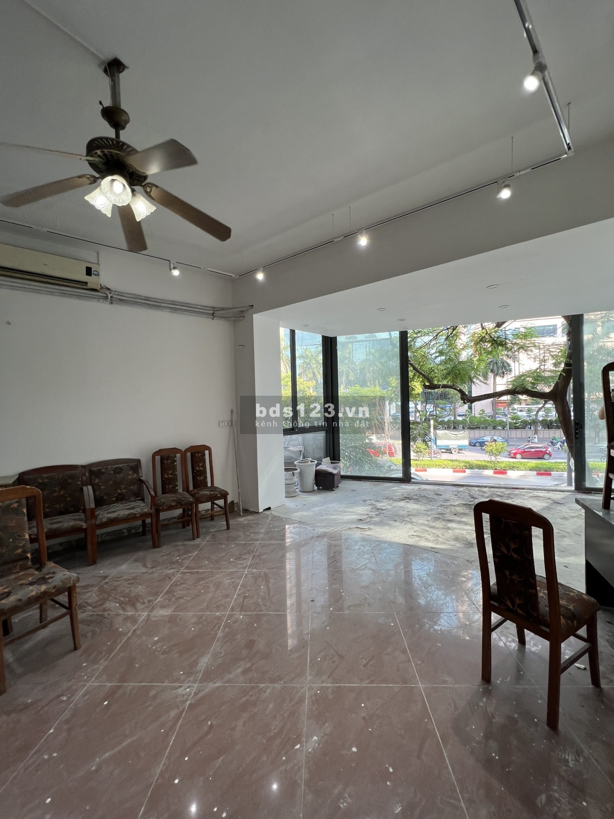 Cho thuê MBKD tại 202 Trần Duy Hưng đối diện tòa Charmvit Tower