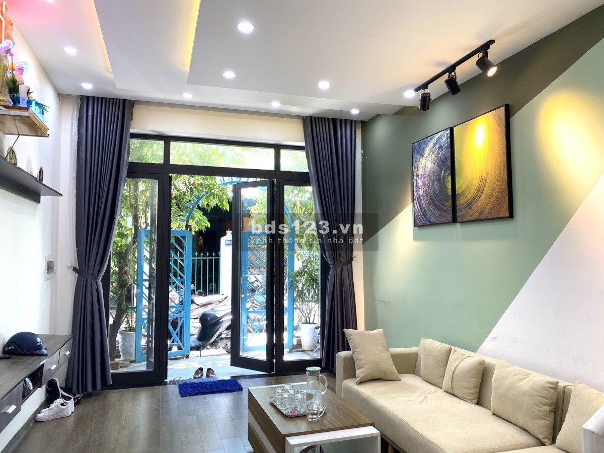 Bán gấp nhà Cù Chính Lan giá nhỉnh 3 tỷ, 2 giếng trời liên hệ 0374265531
