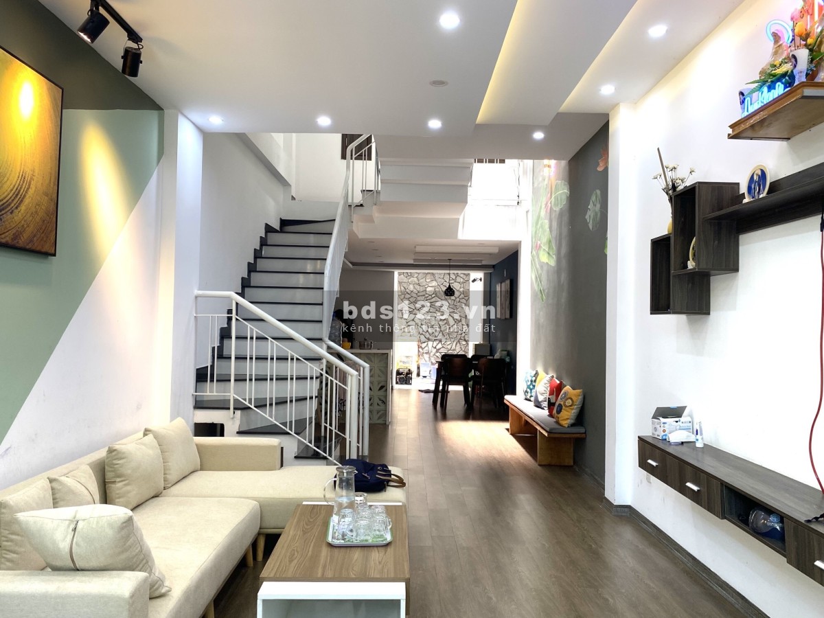Bán gấp nhà Cù Chính Lan giá nhỉnh 3 tỷ, 2 giếng trời liên hệ 0374265531