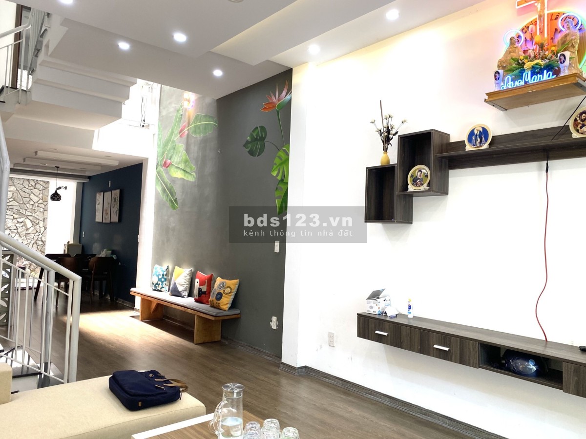 Bán gấp nhà Cù Chính Lan giá nhỉnh 3 tỷ, 2 giếng trời liên hệ 0374265531
