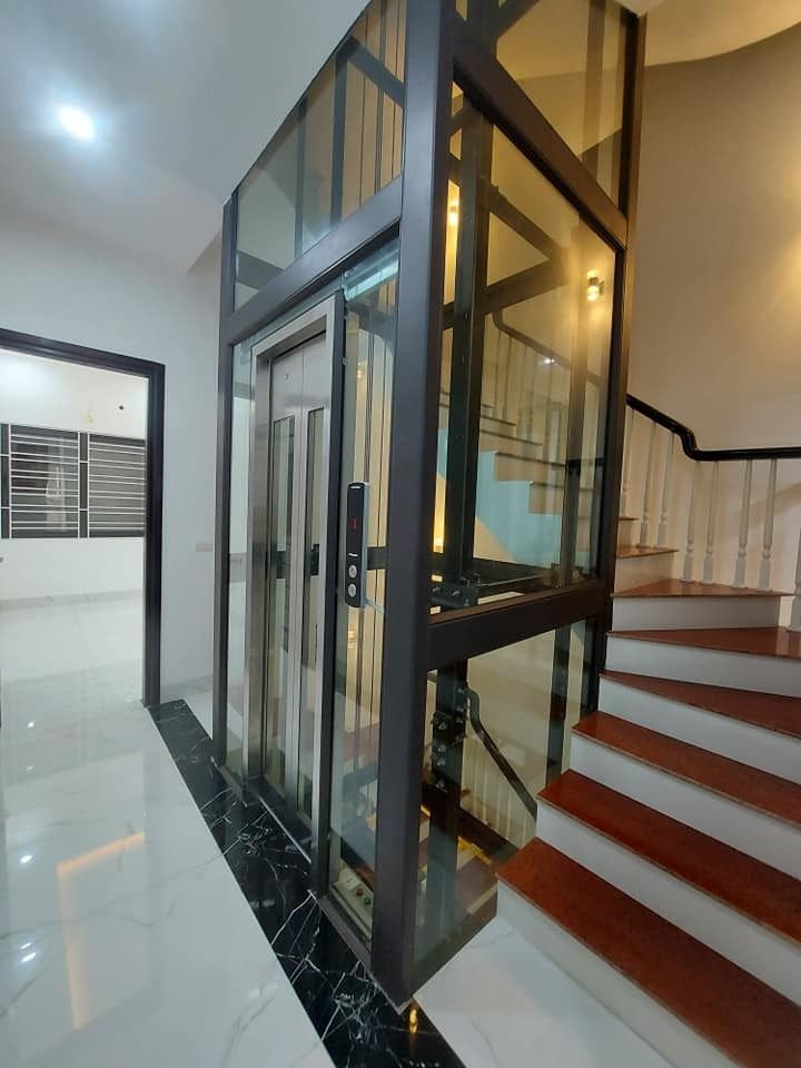Nhà mới Ngô Gia Tự Long Biên gara ôtô thang máy thoáng trước sau, chỉ 7 tỷ