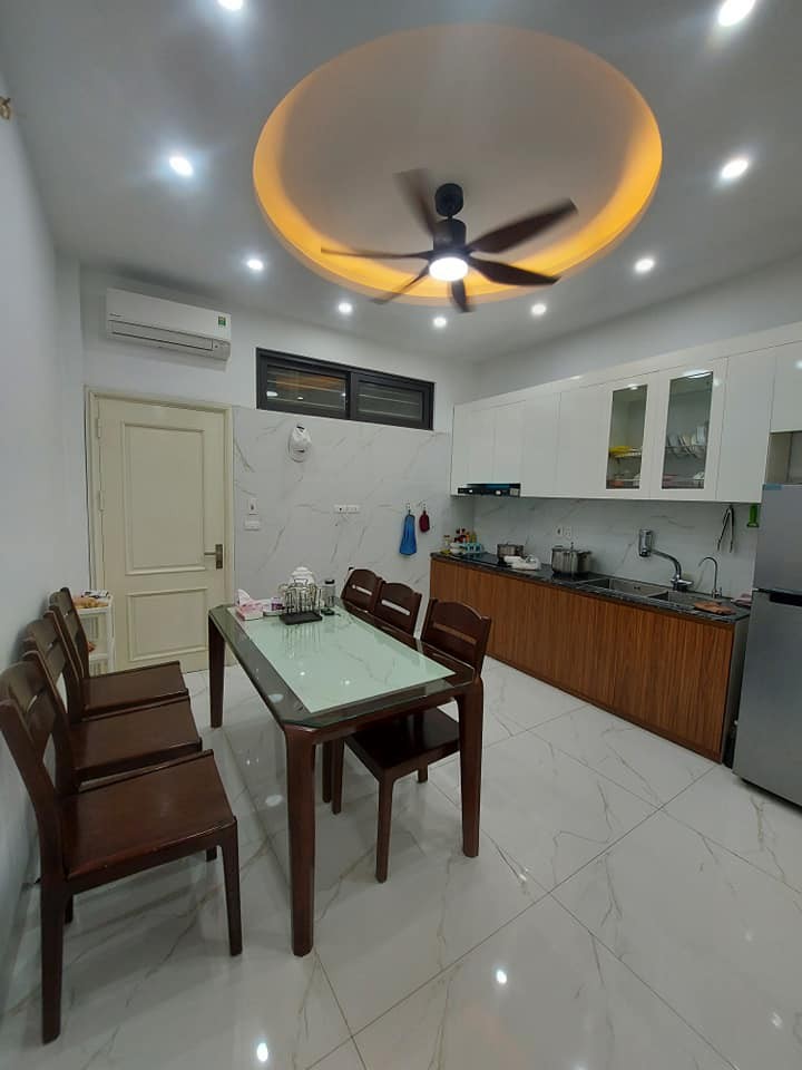 Nhà mới Ngô Gia Tự Long Biên gara ôtô thang máy thoáng trước sau, chỉ 7 tỷ