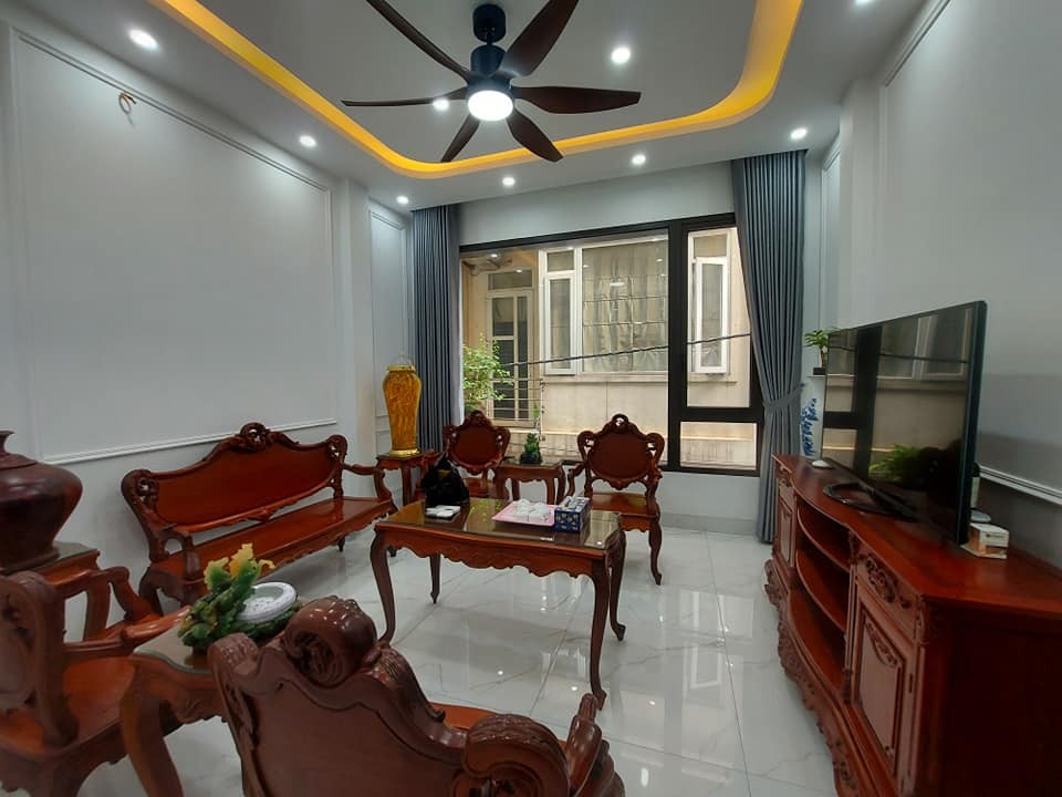 Nhà mới Ngô Gia Tự Long Biên gara ôtô thang máy thoáng trước sau, chỉ 7 tỷ