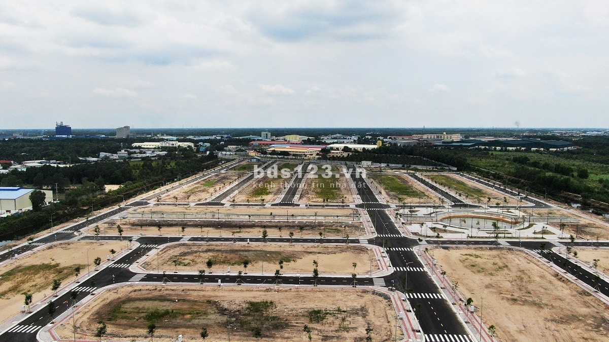 Bán ngộp đất nền tháng 7 KDC Lago Centro, Bến Lức, DT 80m², SHR, giá siêu hời