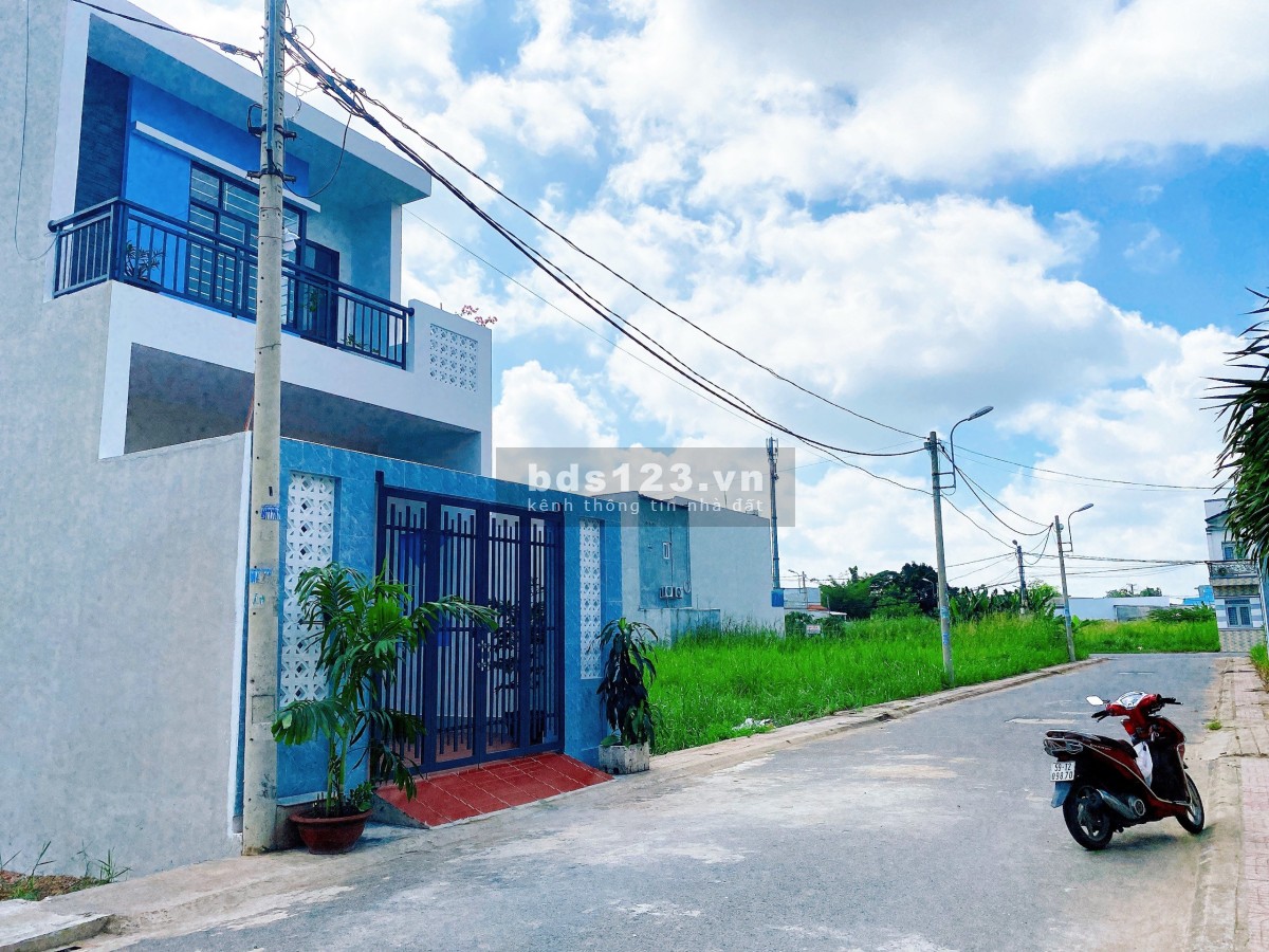 Bán đất nền đẹp, giá rẻ ngay mặt đường nhựa 10m, giá 2.7 tỷ