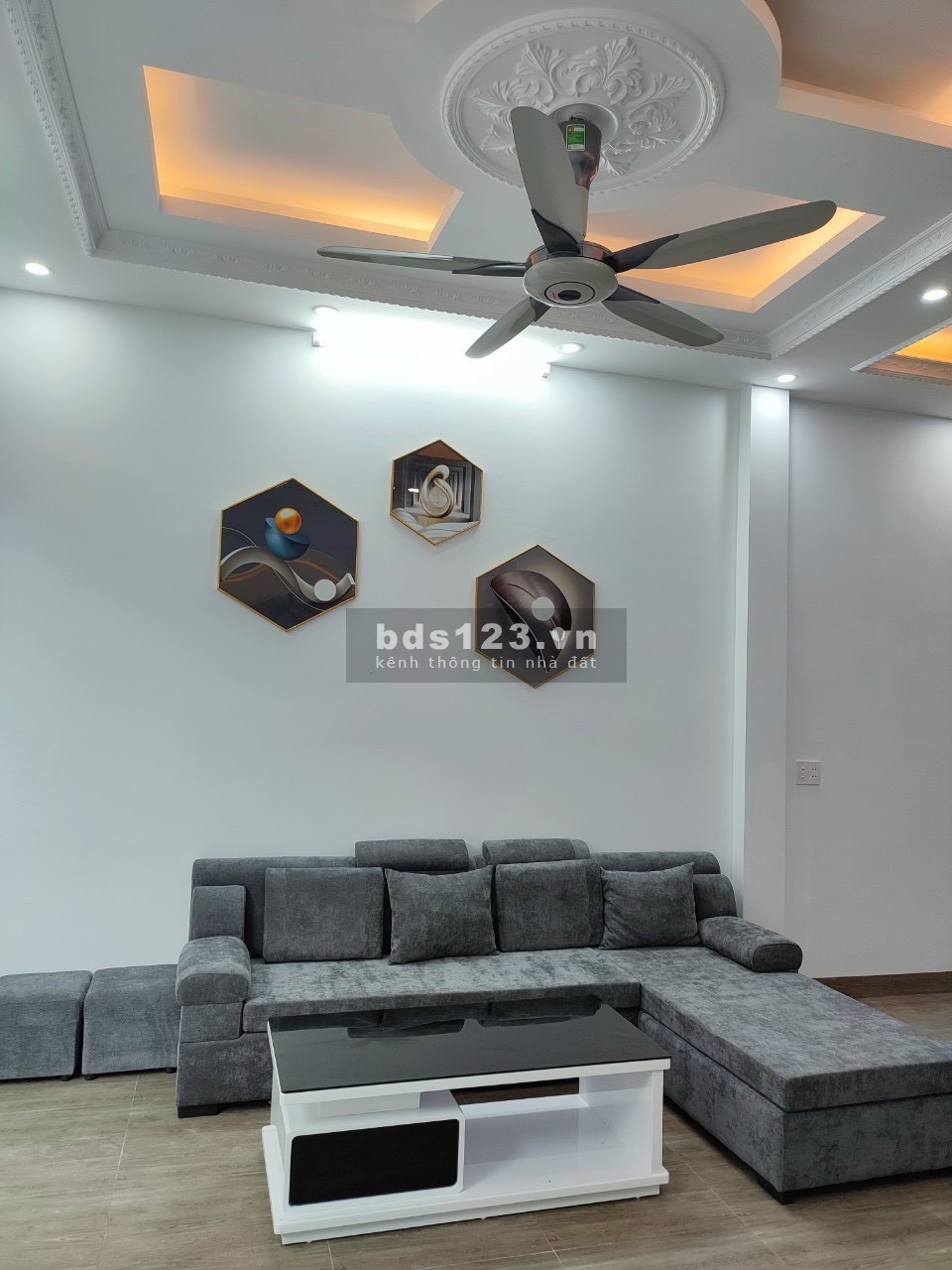Bán nhà nguyên căn đường Thạch Bàn khu an ninh, DT 40m² x 4 tầng, giá 3,4 tỷ đồng