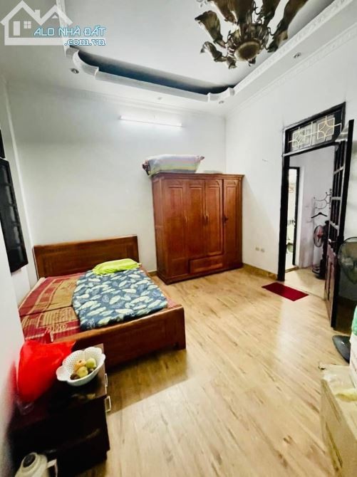 Nhà Cầu Giấy chính chủ căn góc sát ô tô tránh, ngõ rộng, MT 5m, giá 4 tỷ hơn