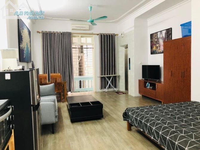 Nhà Cầu Giấy chính chủ căn góc sát ô tô tránh, ngõ rộng, MT 5m, giá 4 tỷ hơn