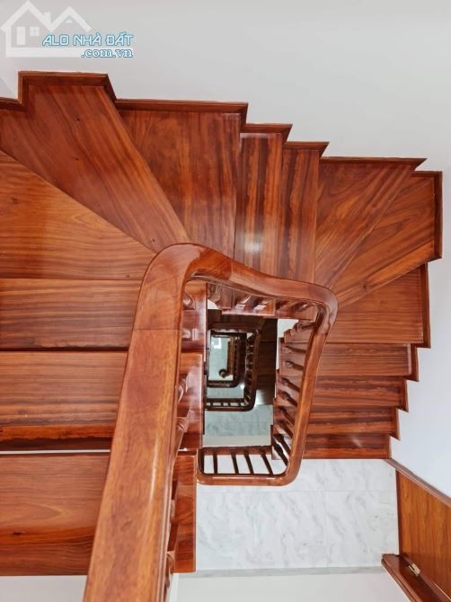 Nhà Cầu Giấy chính chủ căn góc sát ô tô tránh, ngõ rộng, MT 5m, giá 4 tỷ hơn