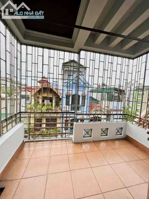 Nhà Cầu Giấy chính chủ căn góc sát ô tô tránh, ngõ rộng, MT 5m, giá 4 tỷ hơn