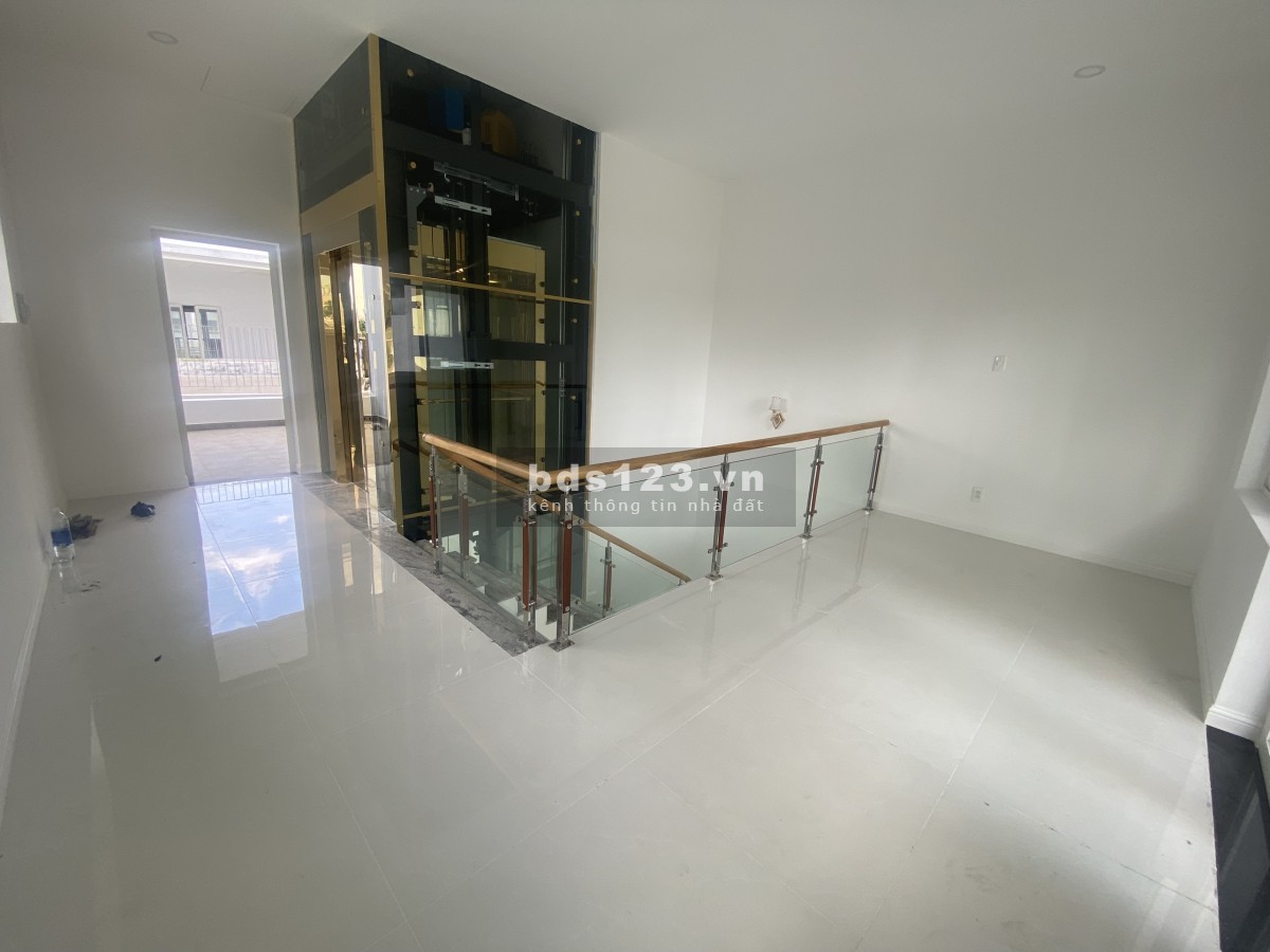 Cho thuê Saritown nhà hoàn thiện, thiết kế đẹp có thang máy 130 triệu/ tháng. Liên hệ 0932 689 228