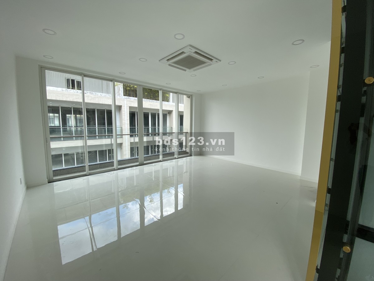 Cho thuê Saritown nhà hoàn thiện, thiết kế đẹp có thang máy 130 triệu/ tháng. Liên hệ 0932 689 228