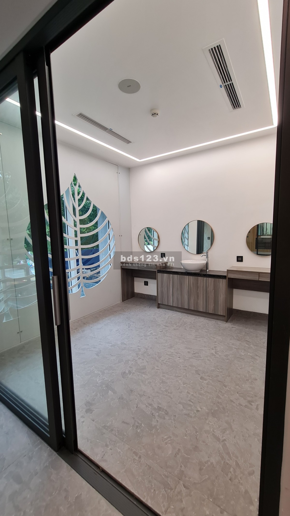 Cho thuê cặp Shophouse đường Nguyễn Cơ Thạch hoàn thiện máy lạnh và thang máy 20.000$/tháng.