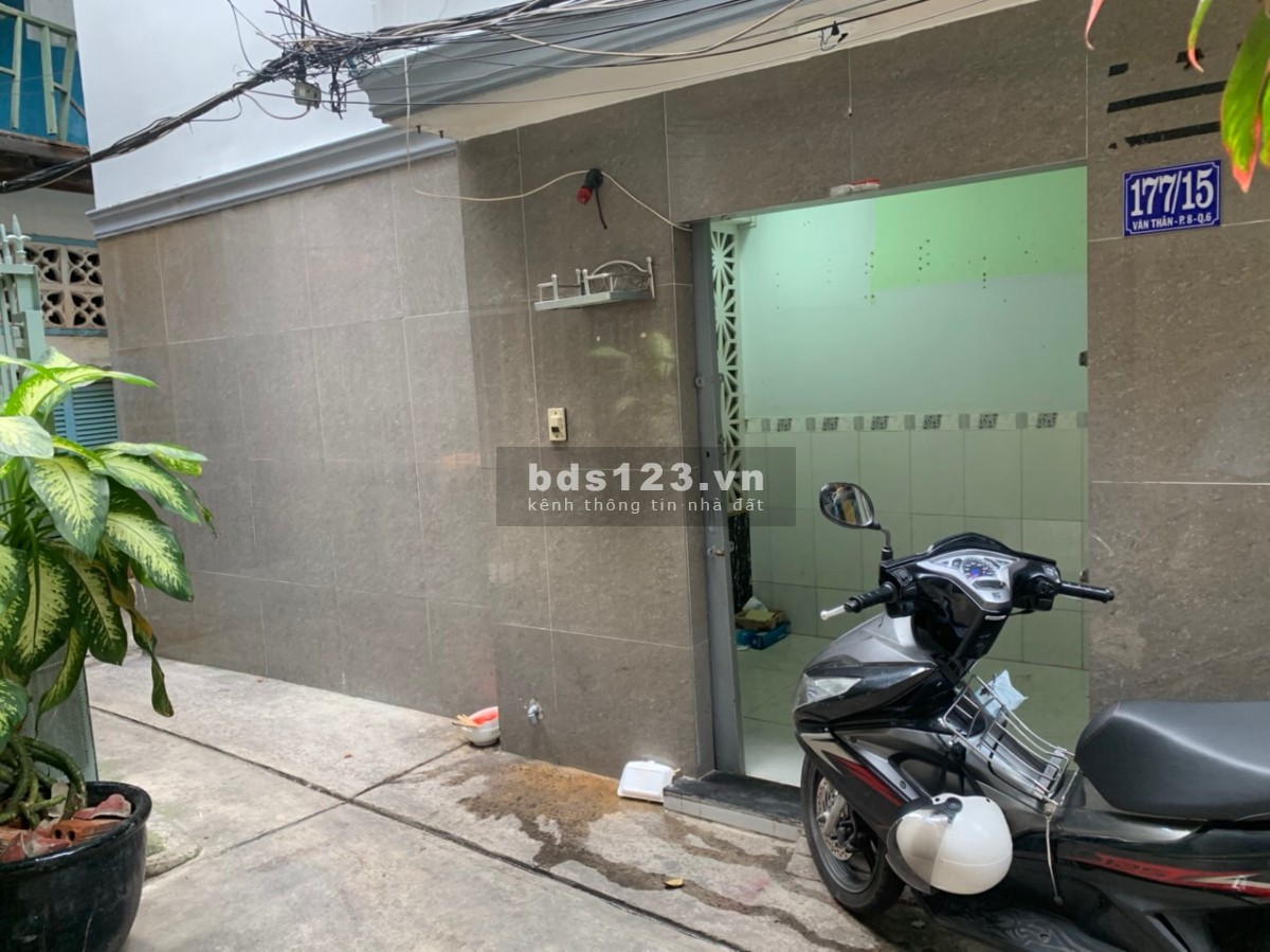 Cần bán nhà ở ngay trung tâm sầm uất của Quận 6 giá rẻ khu dân cư đông đúc