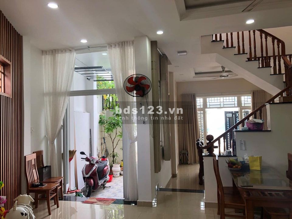 Bán nhà ngay Phạm Văn Đồng nhà đẹp có sân vườn mát mẻ, DT 80m²