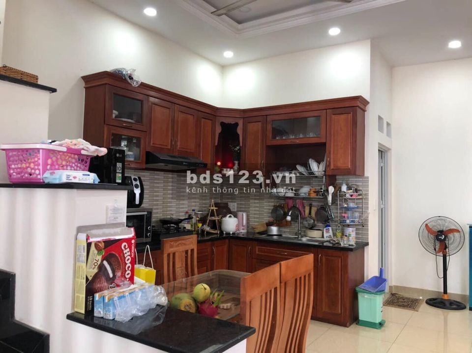Bán nhà ngay Phạm Văn Đồng nhà đẹp có sân vườn mát mẻ, DT 80m²
