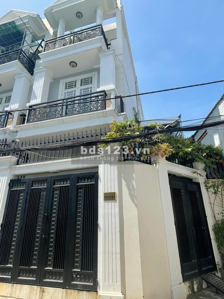 Bán nhà ngay Phạm Văn Đồng nhà đẹp có sân vườn mát mẻ, DT 80m²
