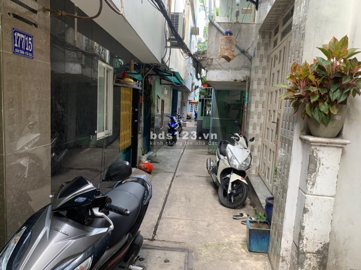 Cần bán nhà ở ngay trung tâm sầm uất của Quận 6 giá rẻ khu dân cư đông đúc