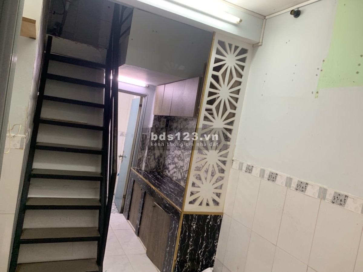 Cần bán nhà ở ngay trung tâm sầm uất của Quận 6 giá rẻ khu dân cư đông đúc