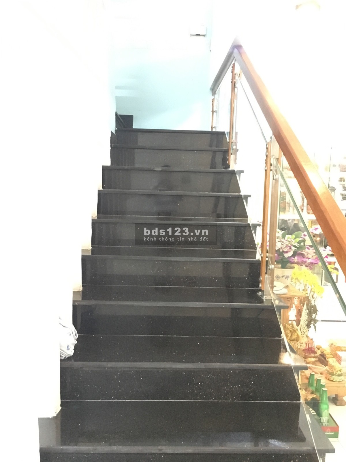 Bán gấp nhà đường Tôn Đản, gần chợ kinh doanh bạt ngàn liên hệ 0935576958