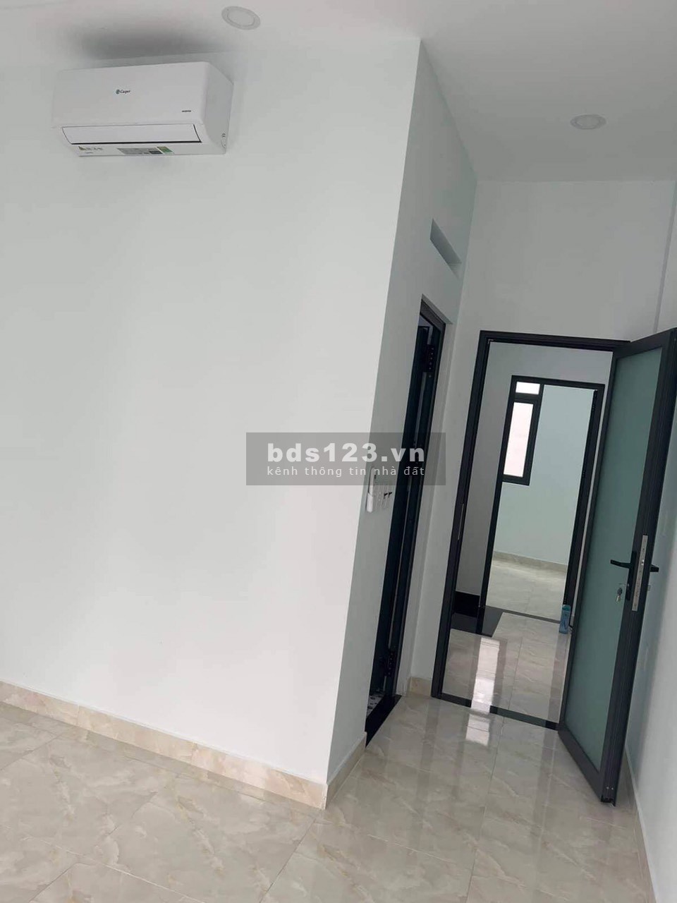 Nhà giá rẻ Tân Phú diện tích sử dụng 40m2 2 tầng hẻm 3 gác sát mặt tiền.
