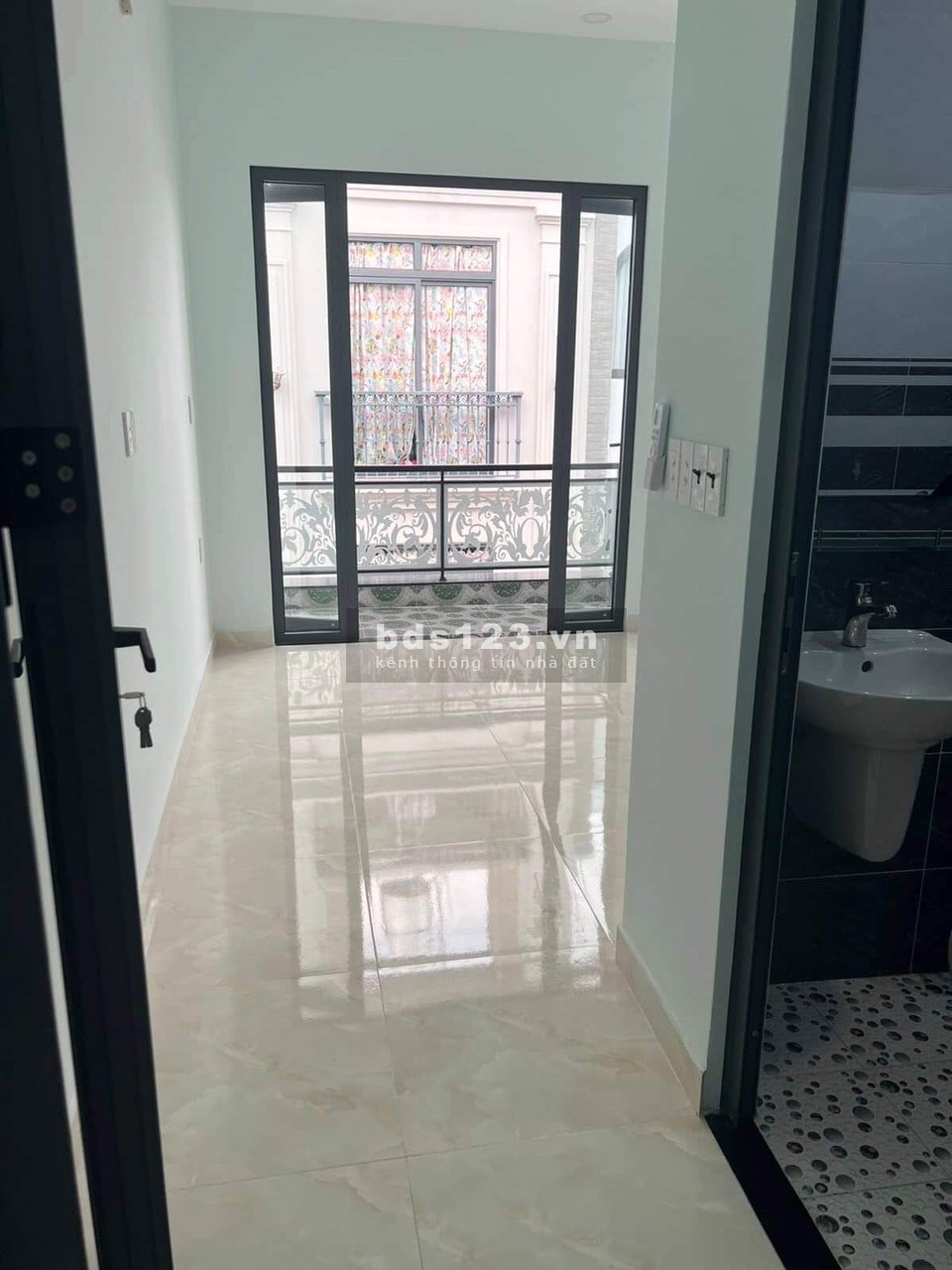 Nhà giá rẻ Tân Phú diện tích sử dụng 40m2 2 tầng hẻm 3 gác sát mặt tiền.