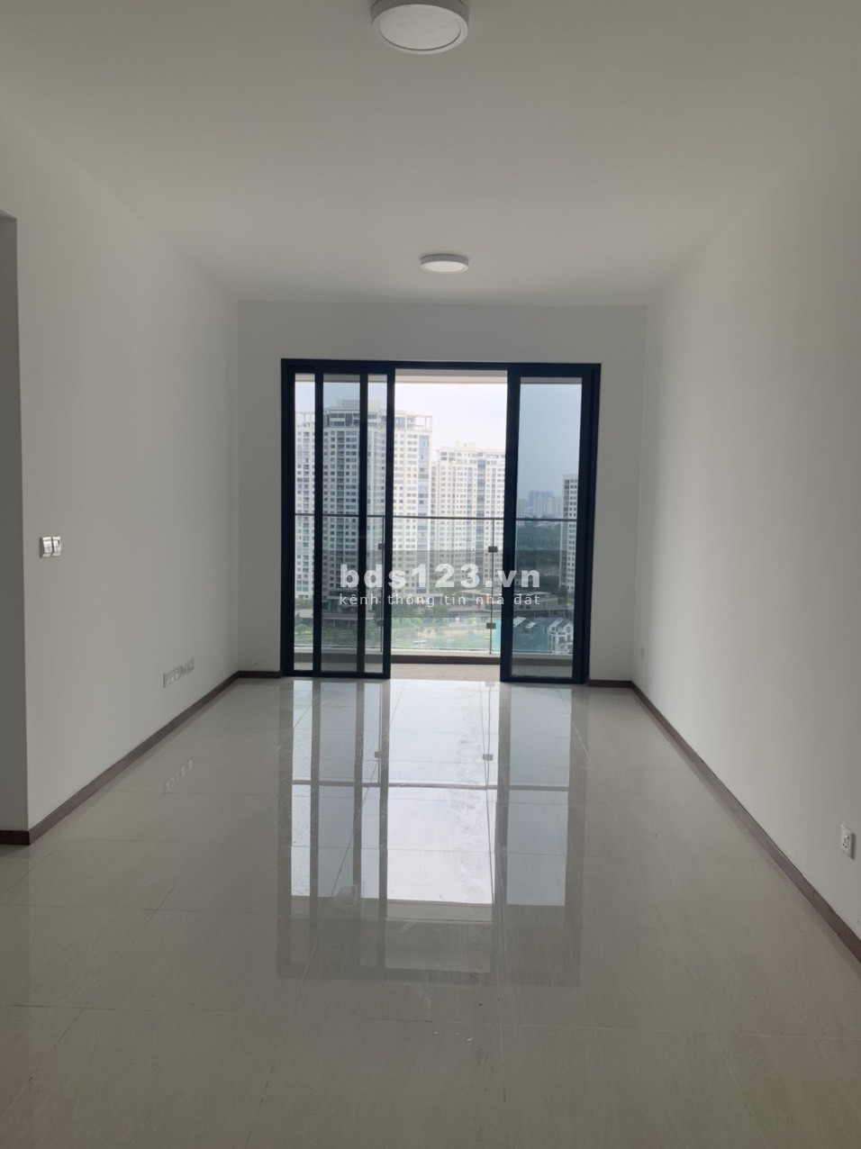 Nhà không có gì ngoài góc nhìn View Siêu Đỉnh tại One Verandah. Nhà đang trống.LH Tâm: 0902.0506.43