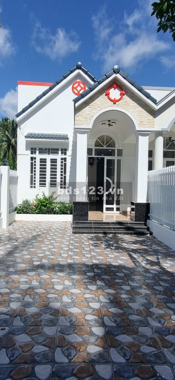 Nhà mới 100% mặt tiền đường nhựa cách trung tâm thị trấn chợ gạo 3km